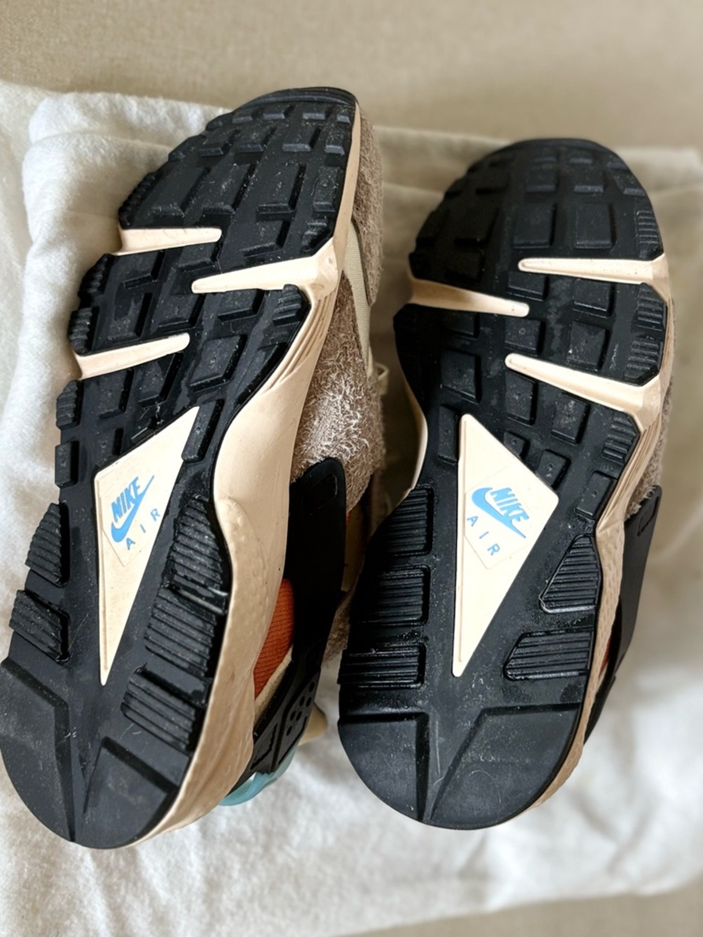 Air Huarache by Nike Women’s Sneakers Beige Cream Orange Blue Accents - Picture 6 of 6